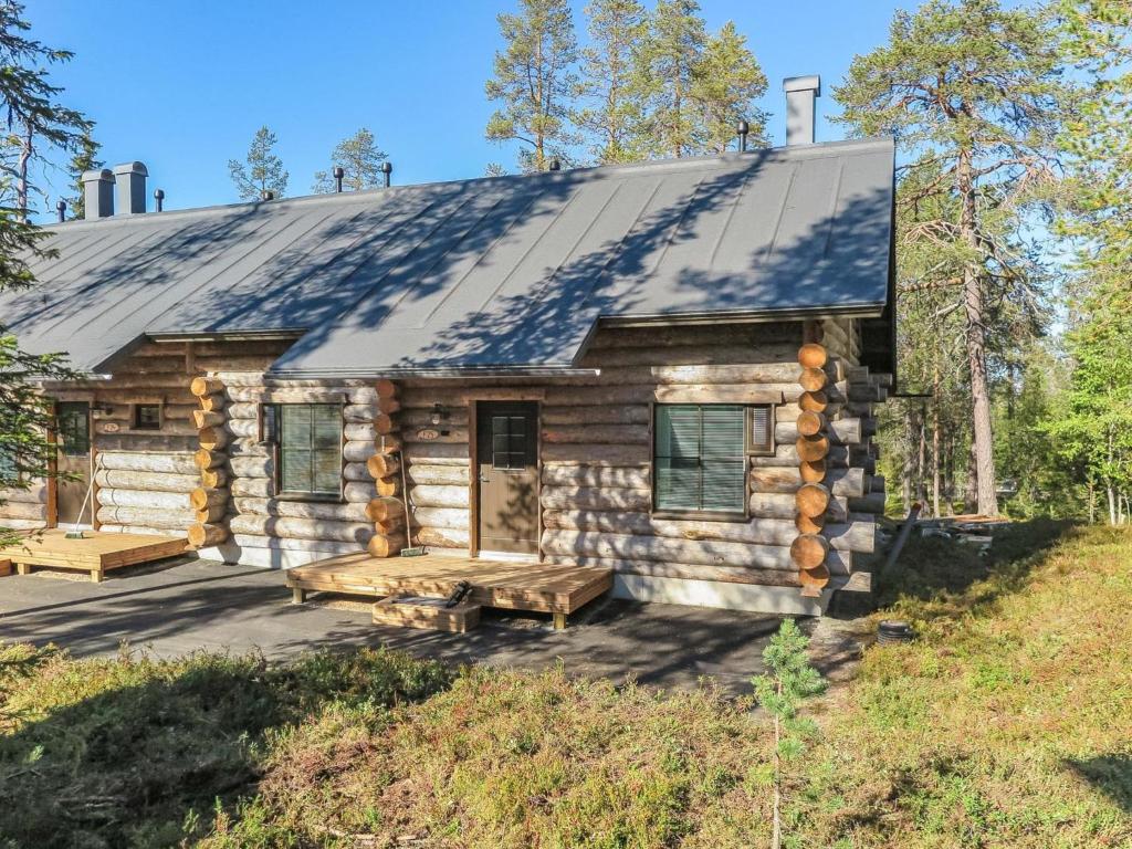 a log cabin with a picnic table in front of it at Holiday Home Maahisenrinne 3 f 25 by Interhome in Äkäslompolo