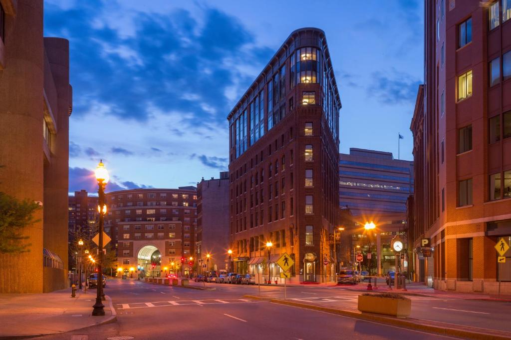 una calle de la ciudad por la noche con un edificio alto en The Boxer, en Boston