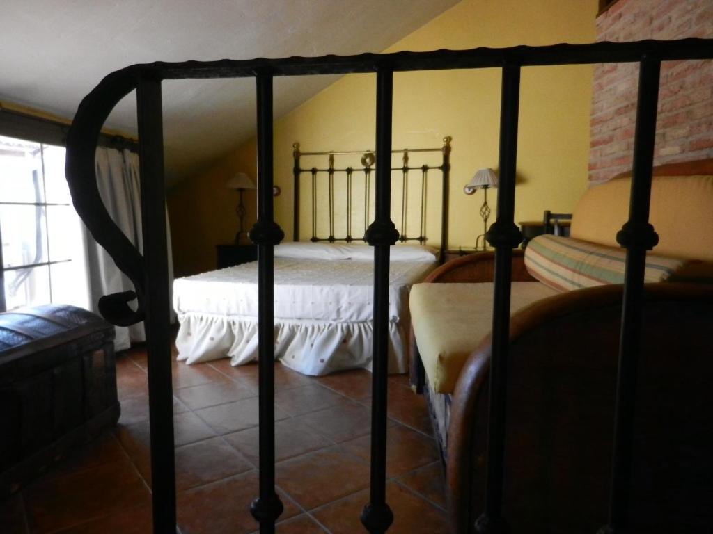 ピエドララベスにあるLas Cuatro Callesのベッドルーム(四柱式ベッド1台、ソファ付)