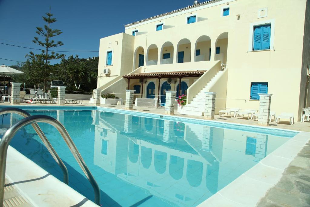 Bazén v ubytování Lianos Hotel Apartments nebo v jeho okolí