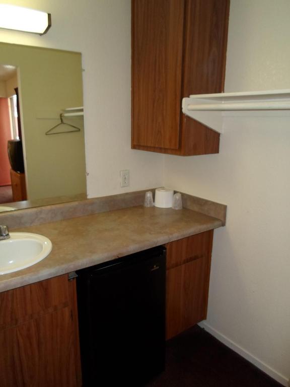 EZ 8 Motel Newark - Queen Room - Smoking