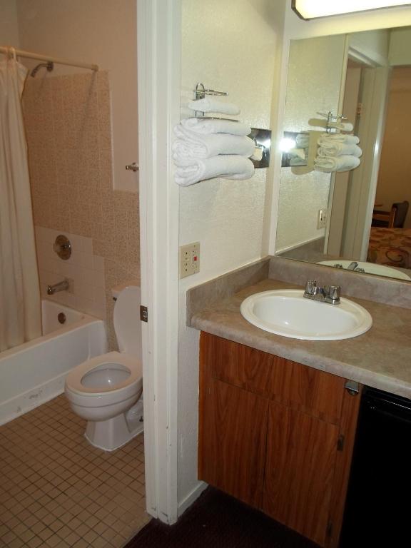 EZ 8 Motel Newark - Queen Room - Non-Smoking