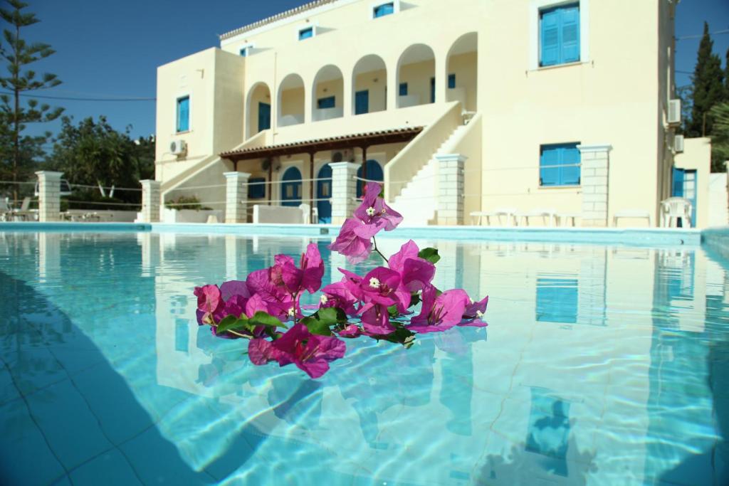 Bazén v ubytování Lianos Hotel Apartments nebo v jeho okolí