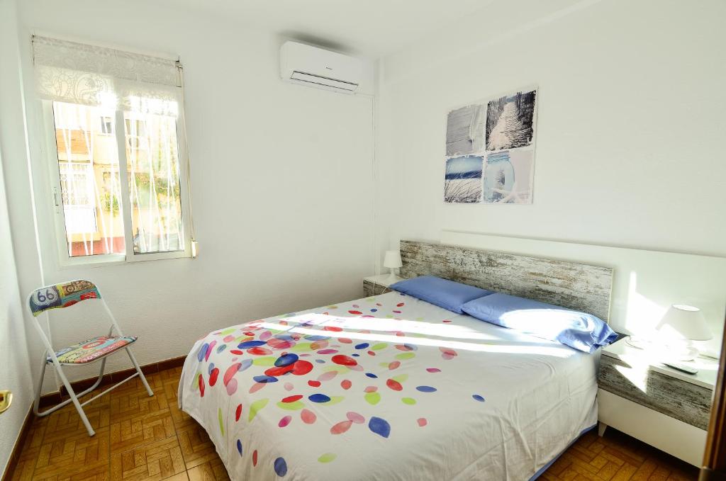 バレンシアにあるDisfruta De Playa Y Ciudadのベッドルーム1室(ベッド1台、デスク、窓付)