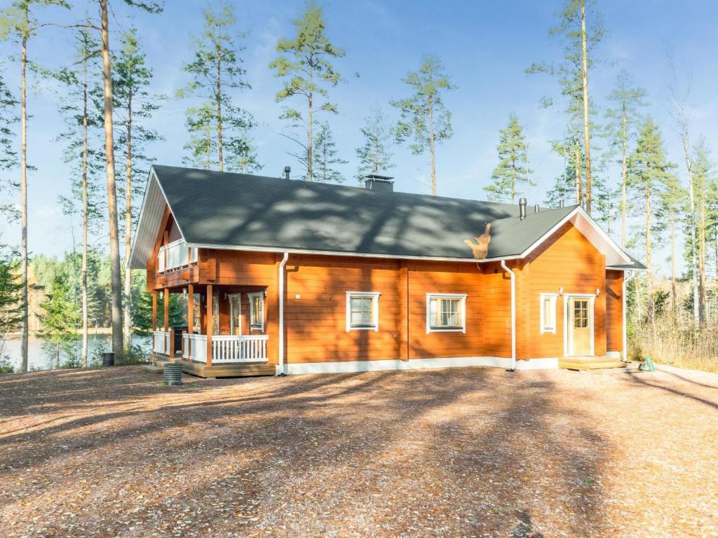 Holiday Home Telkkä by Interhome في Vähäsalmi: منزل خشبي كبير مع ممر كبير