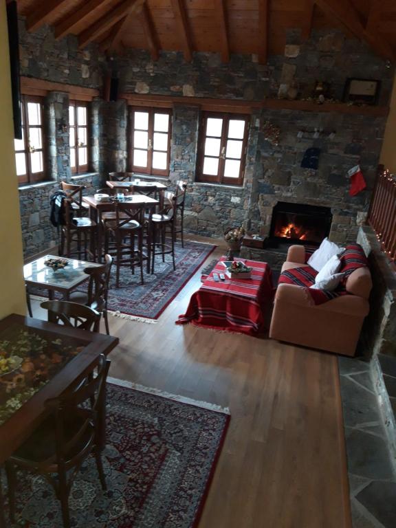 sala de estar con sofá y chimenea en Guest House "Aspasia", en Lavkos