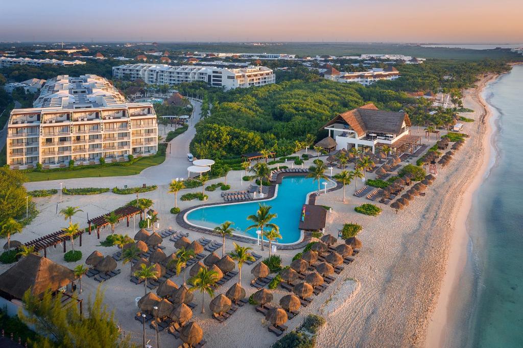 eine Luftansicht auf das Resort und den Strand in der Unterkunft Ocean Riviera Paradise All Inclusive in Playa del Carmen