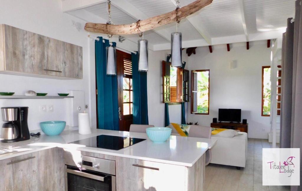 Köök või kööginurk majutusasutuses Titalee Lodge 3 Villas autour d'une piscine