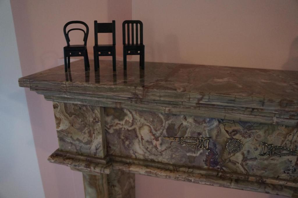 dos sillas sentadas sobre una mesa en La Scarana, en Ferrara