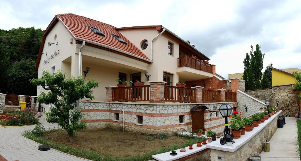 ein Haus mit einem Balkon und einem Innenhof in der Unterkunft Paulay Borház és Vendégház in Tokaj