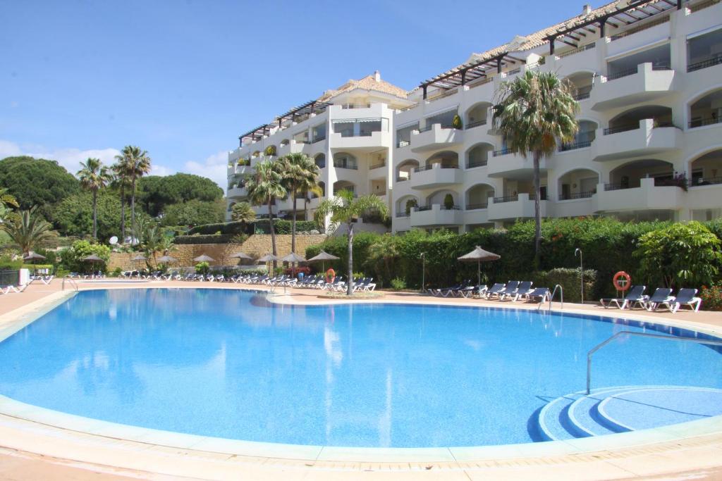 uma grande piscina em frente a um edifício em Hacienda Playa Marbella 300 m playa em Marbella