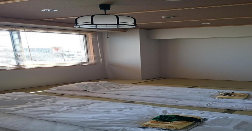 um quarto com duas camas e uma janela em 2-51 Miyamaecho - Hotel / Vacation STAY 8661 em Kumagaya