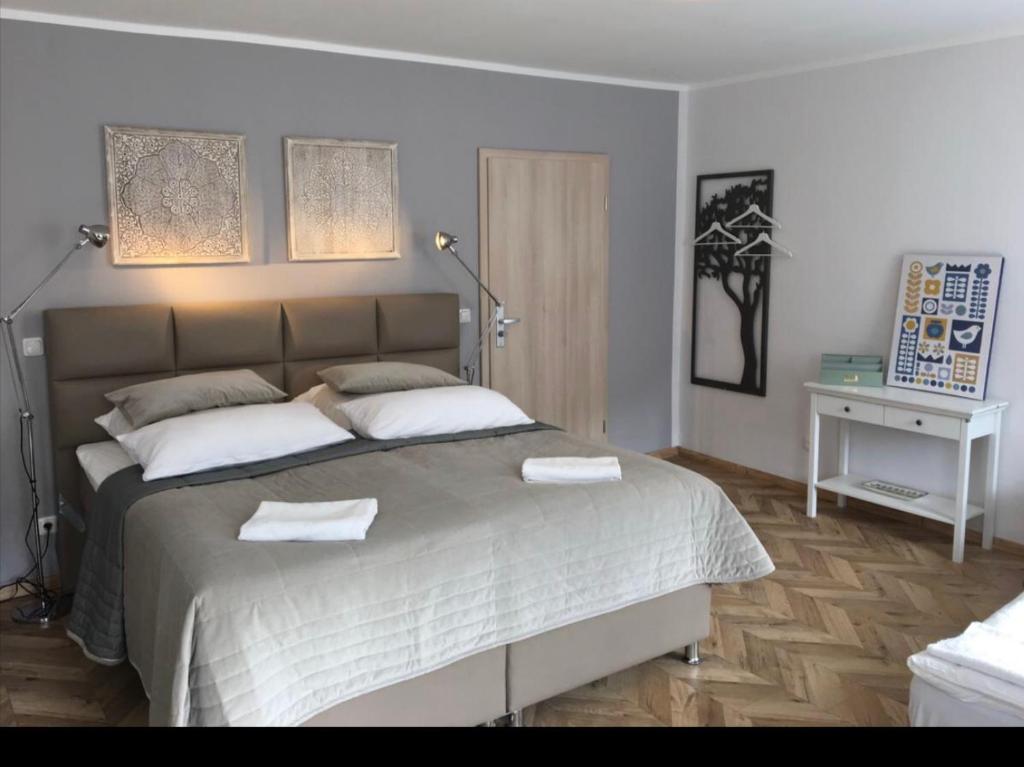 um quarto com uma cama grande com duas toalhas em TM Suites em Dortmund