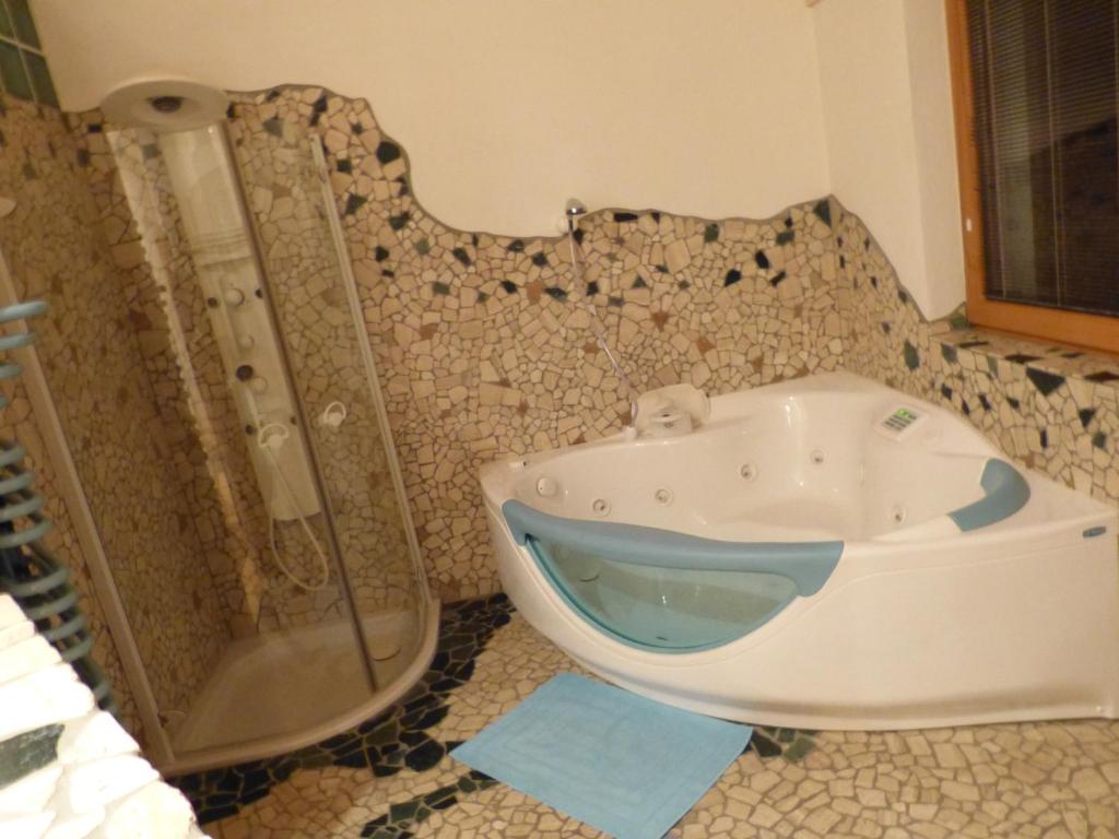 y baño con bañera y ducha. en Sagmeister Loft, en Jenig