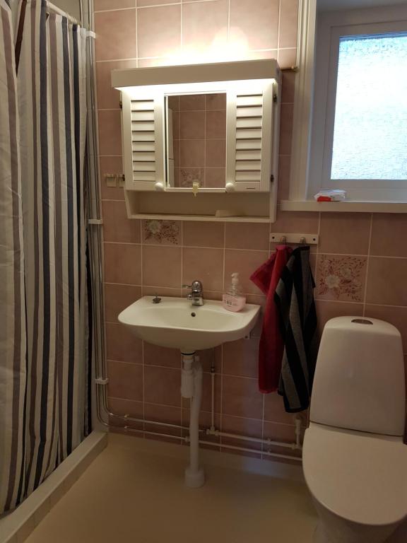 Koupelna v ubytování Lilla Huset Oleby