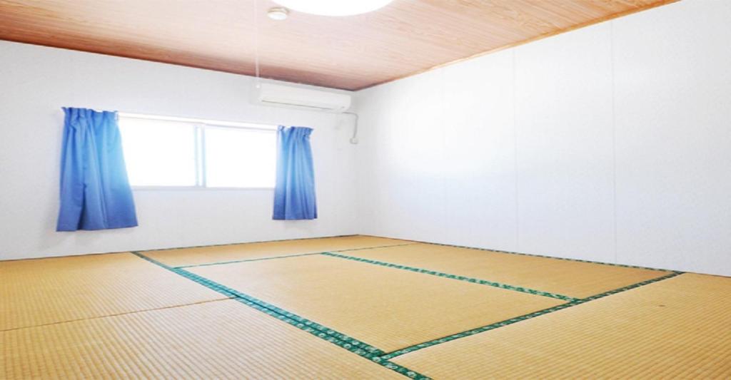 an empty room with a mat on the floor at Hoshi sunasou / Vacation STAY 9250 in Furusato