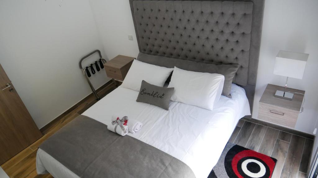 Postel nebo postele na pokoji v ubytování Evmelia Kakopetria Suites