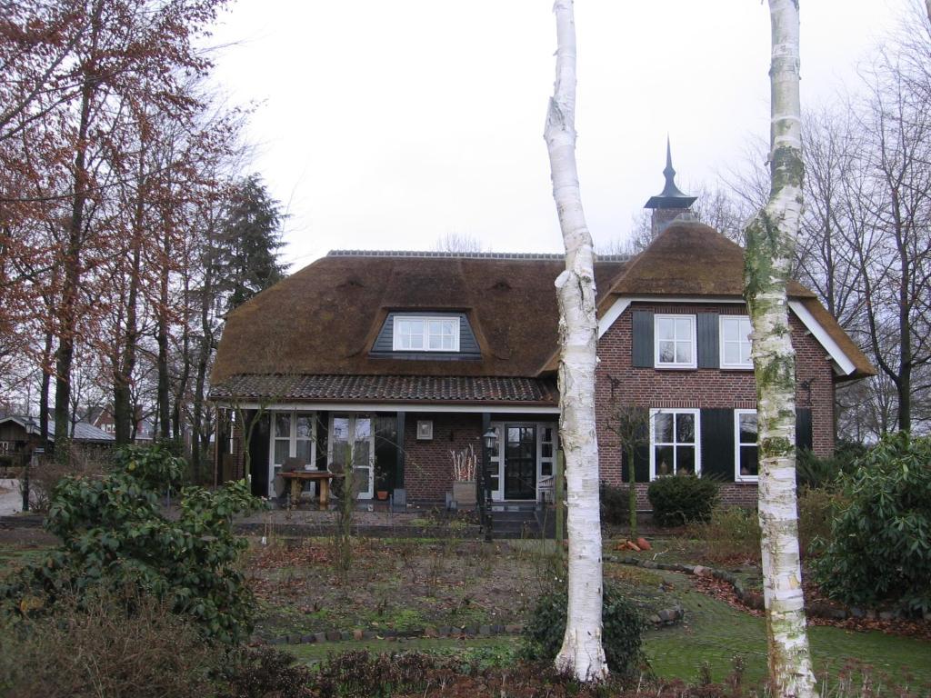 an old house with a shingled roof at B&B De Zeven Berken in Nistelrode