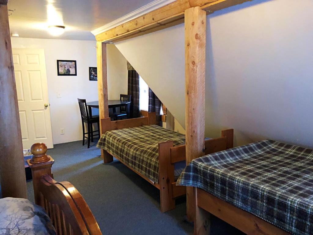 Postel nebo postele na pokoji v ubytování Alpine Creek Lodge