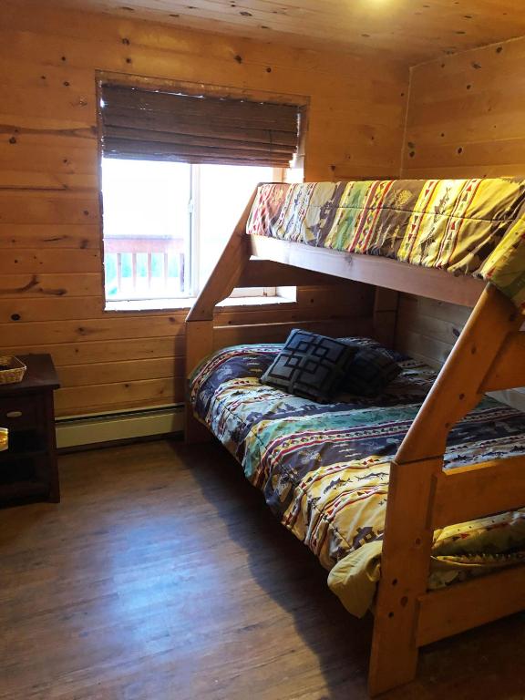 Postel nebo postele na pokoji v ubytování Alpine Creek Lodge