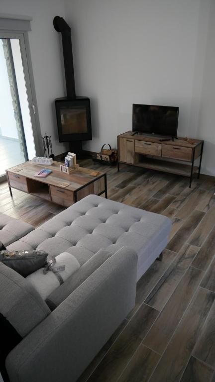 TV a/nebo společenská místnost v ubytování Evmelia Kakopetria Suites