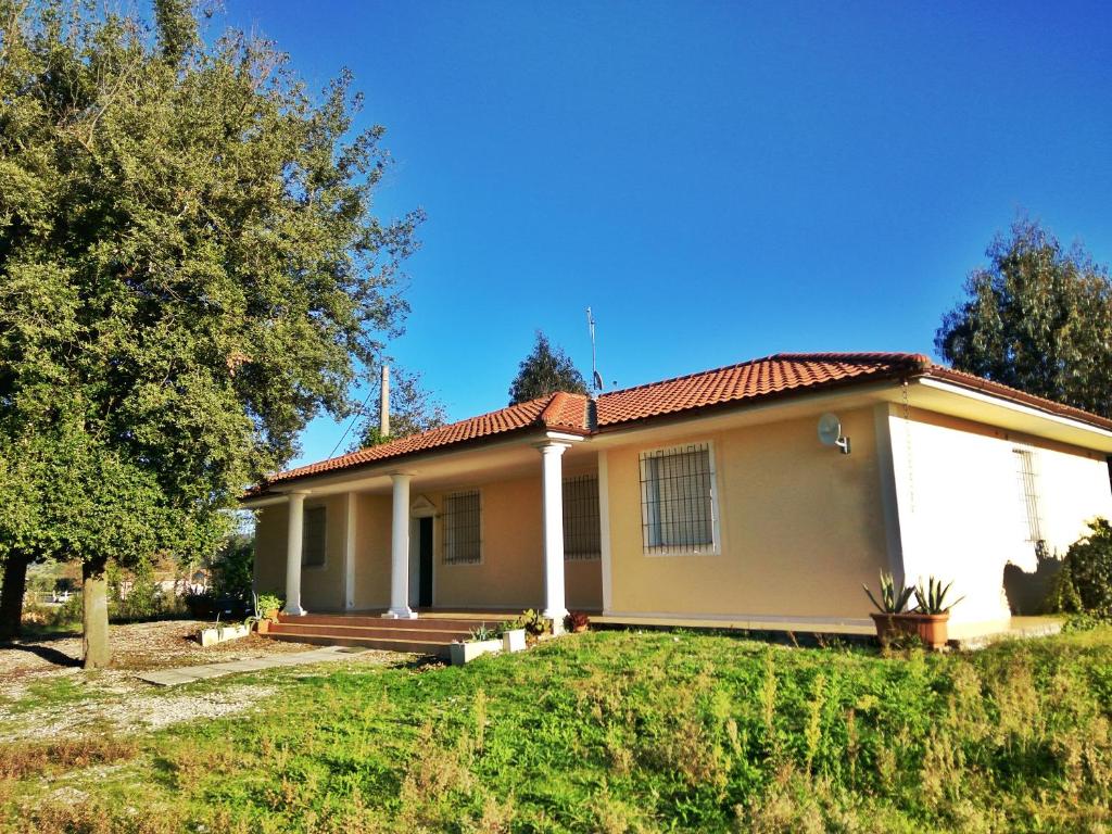 une maison avec un toit rouge dans l'établissement Villa Eucalipti, à Scarlino