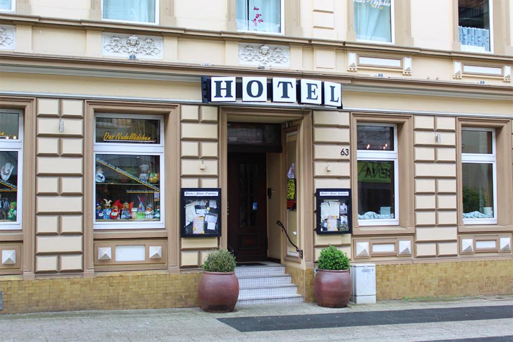 een gebouw met de ingang van een hotel bij Hotel Schwaferts in Wuppertal