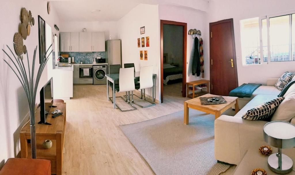 Posedenie v ubytovaní Town House with Patio in Quiet Residential Area 10 Min from Beach