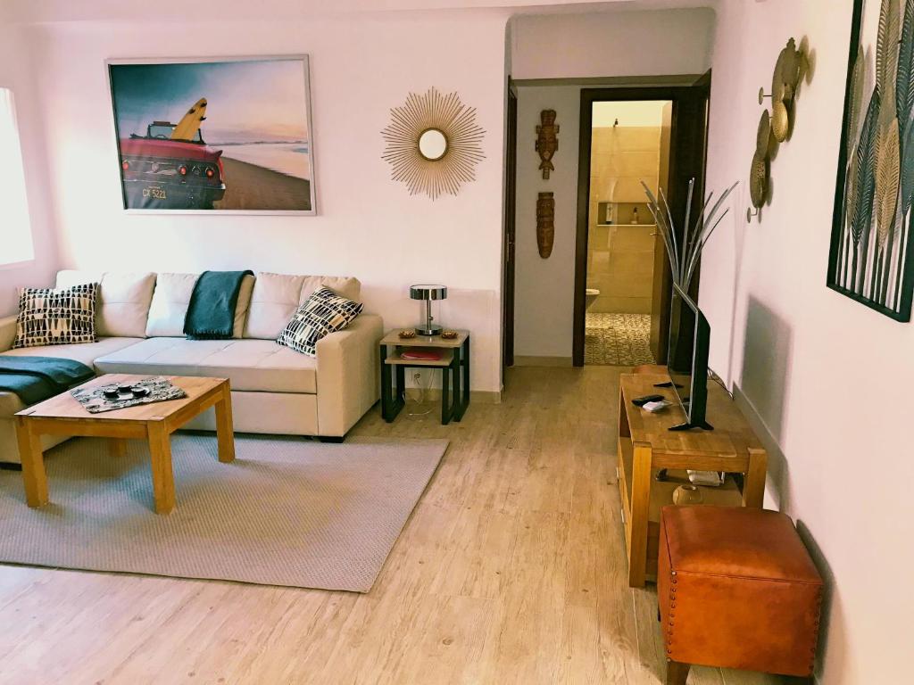 Posedenie v ubytovaní Town House with Patio in Quiet Residential Area 10 Min from Beach