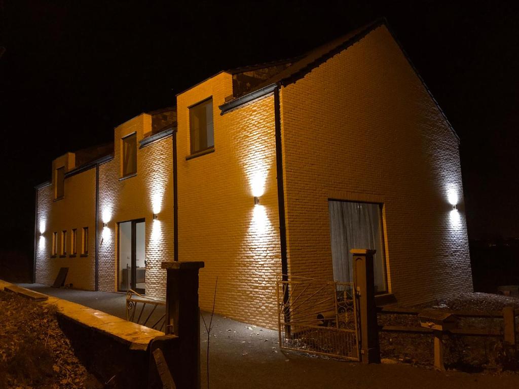 un edificio con luces de noche. en Joff, en Budingen