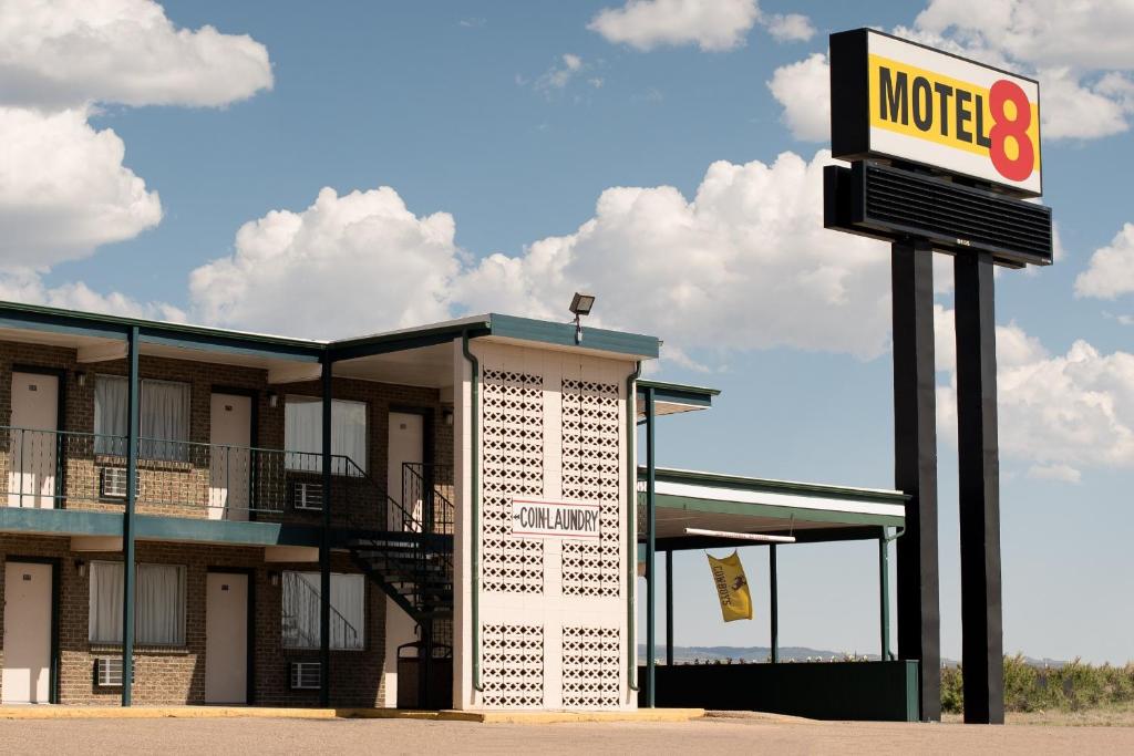 un panneau du motel devant un bâtiment dans l'établissement Motel 8 Laramie, à Laramie