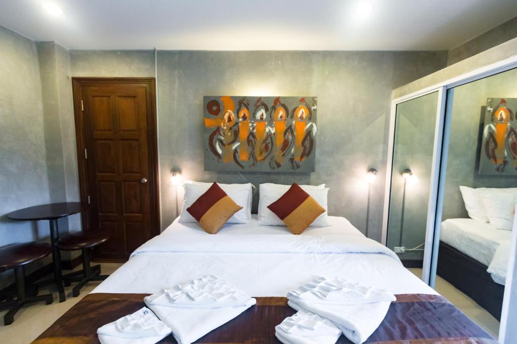 Postel nebo postele na pokoji v ubytování Baan Kamala Fantasea Hotel