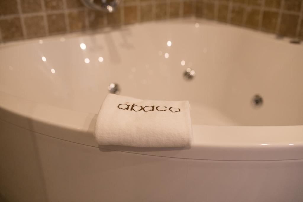 a towel on the side of a bath tub at Hotel Abaco Altea in Altea