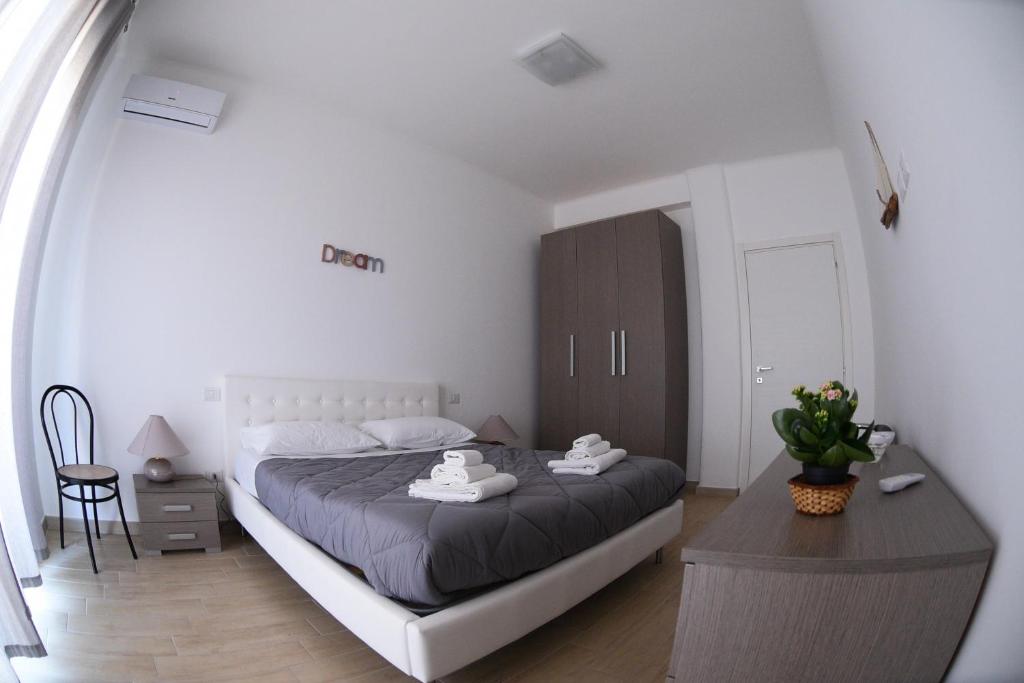 een slaapkamer met een groot bed en een tafel bij Le Tre Chiavi in Bari