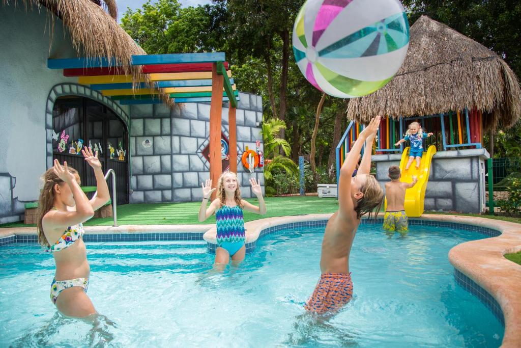 Actividades familiares y deportivas en Sandos Playacar