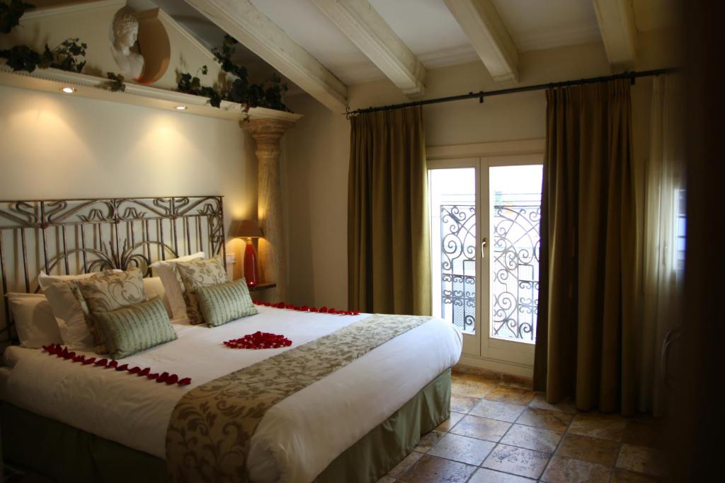 a bedroom with a large bed and a window at Hotel Abaco Altea in Altea