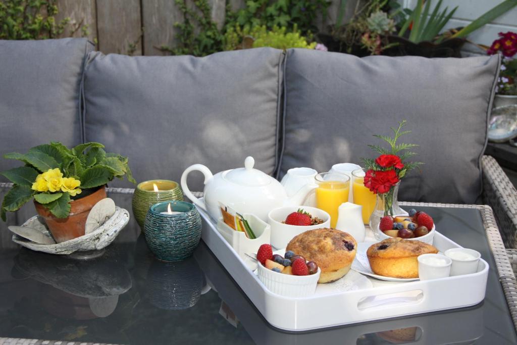 un vassoio di cibo su un tavolo con frutta e succo di Seagull Inn Bed & Breakfast a Mendocino