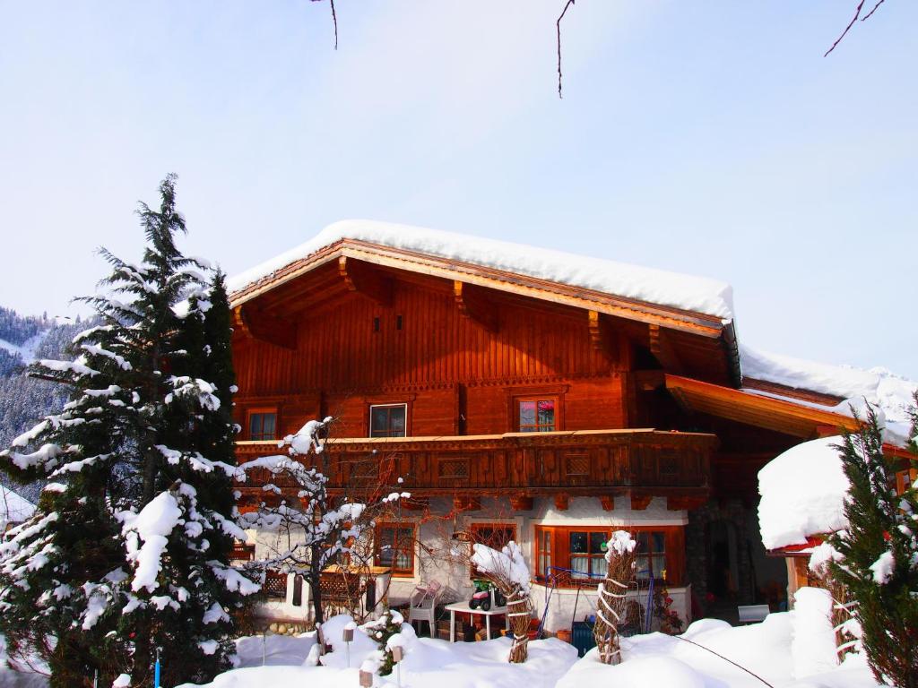 une cabane en rondins avec de la neige sur le toit dans l'établissement Appartment Kainhofer, à Sankt Martin am Tennengebirge