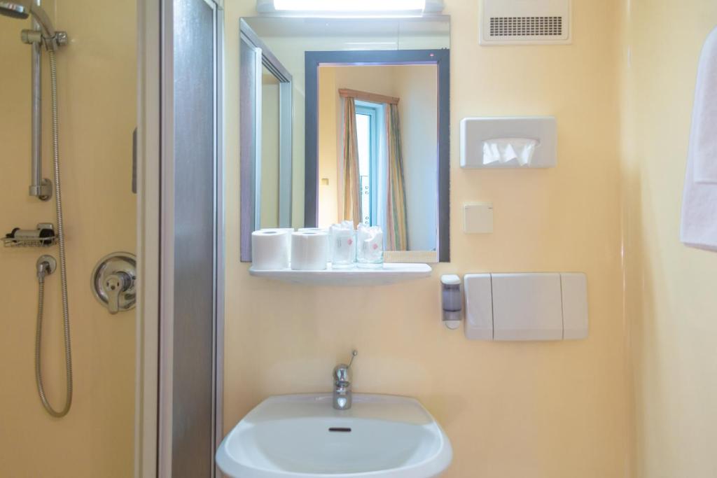 Koupelna v ubytování Hotel & Hostel Sandwirt