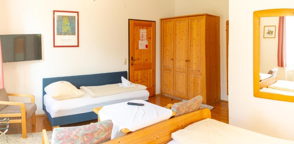 Postel nebo postele na pokoji v ubytování Hotel & Hostel Sandwirt