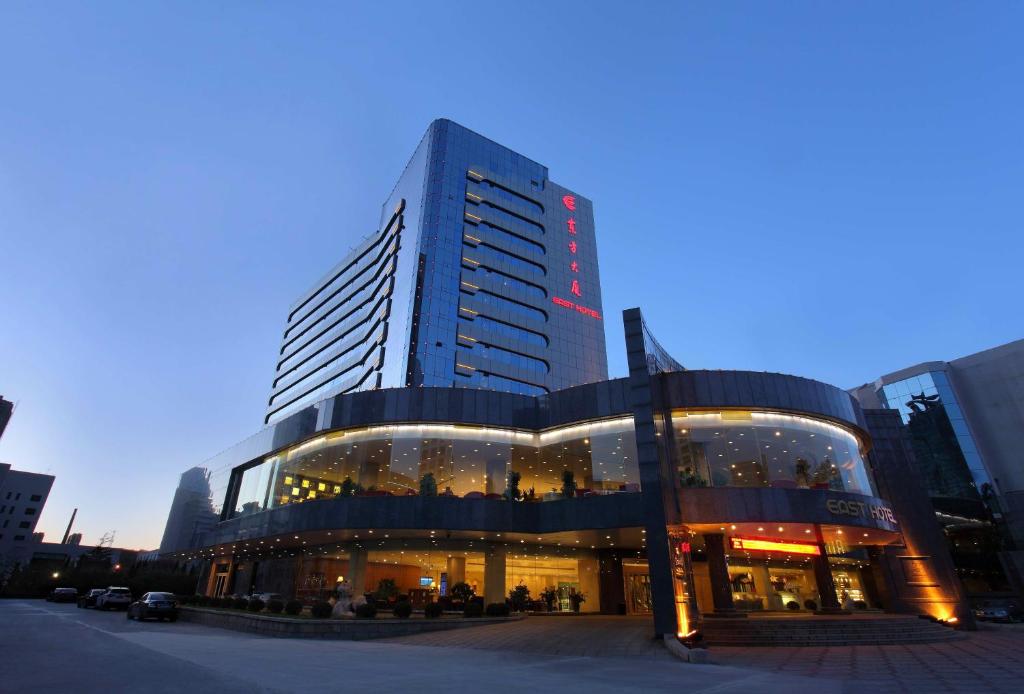 Un edificio grande con mucha gente dentro. en Dalian East Hotel, en Jinzhou