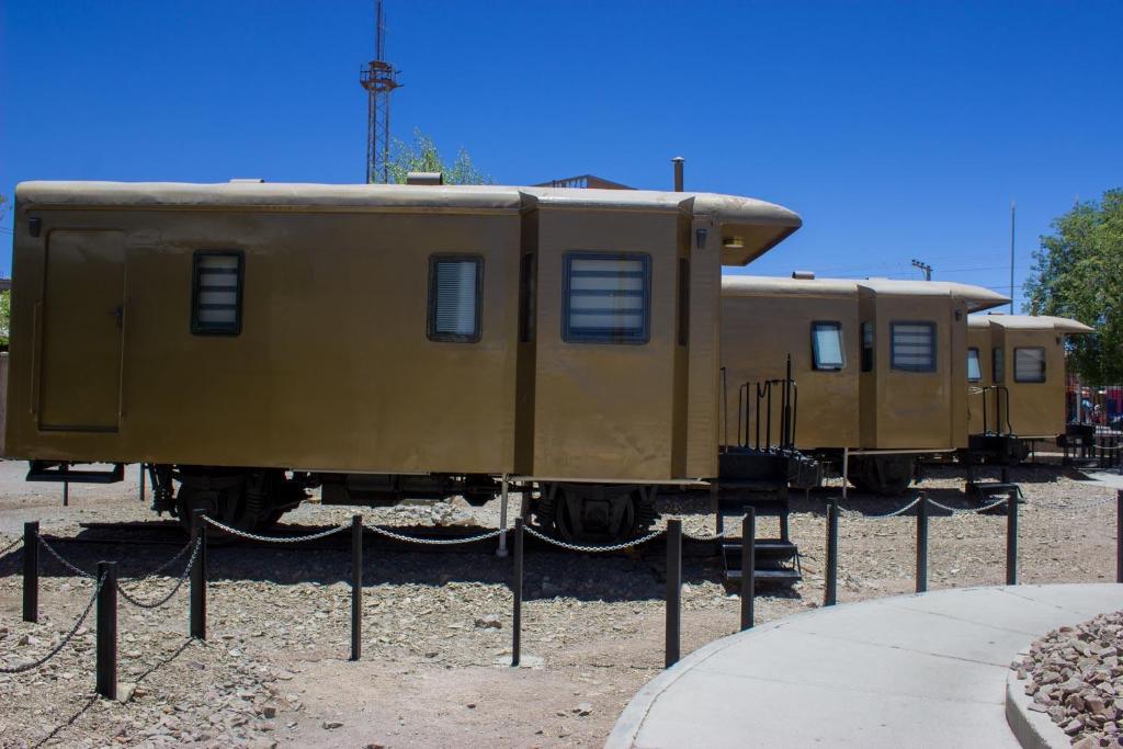 un vagón de tren marrón sentado en una pista en Onkel Inn Wagon Sleepbox Uyuni, en Uyuni