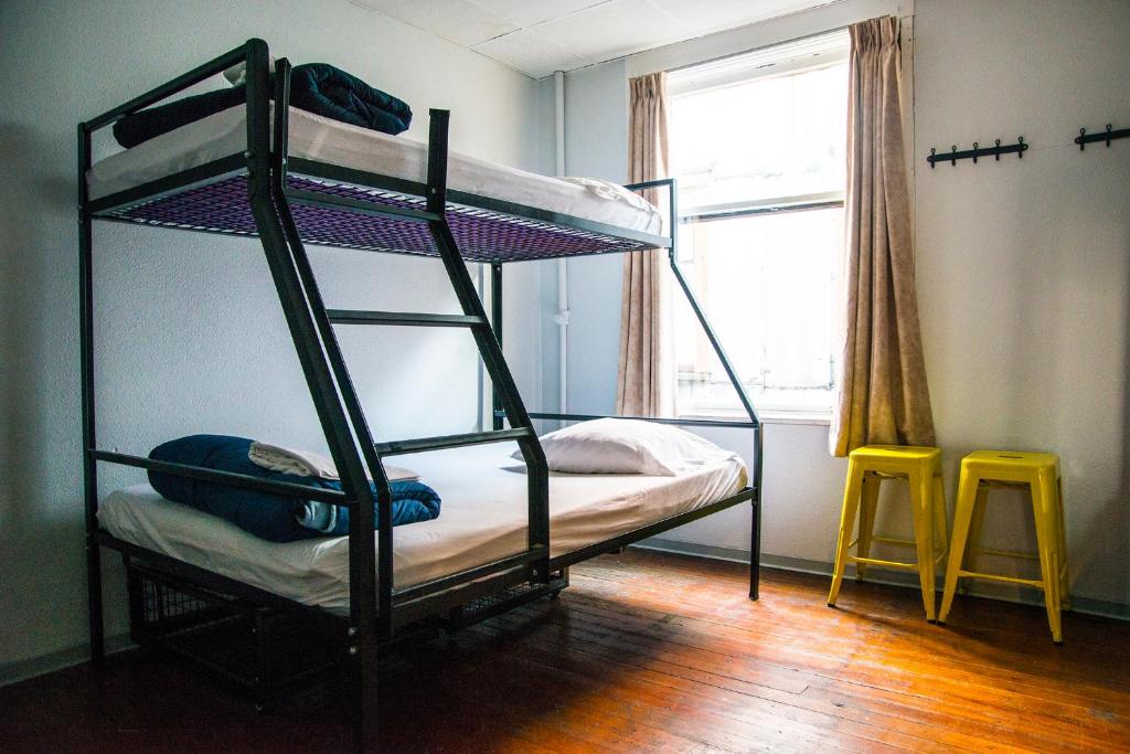 Postel nebo postele na pokoji v ubytování The Cambie Hostel Gastown