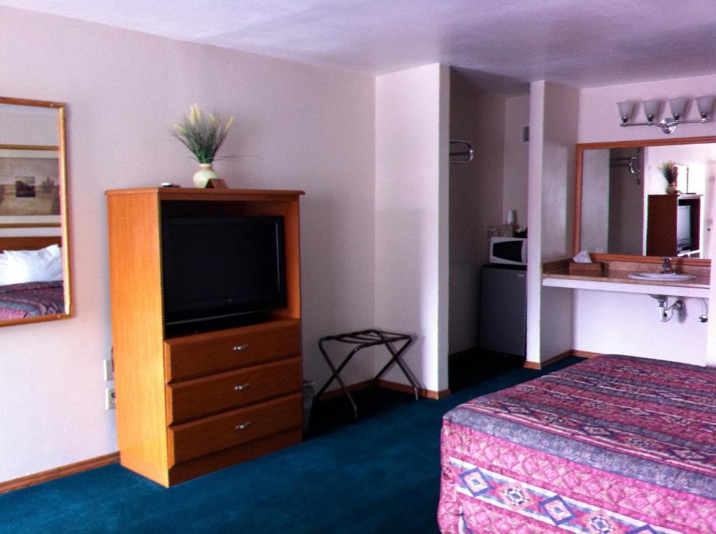 Postel nebo postele na pokoji v ubytování Legacy Inn