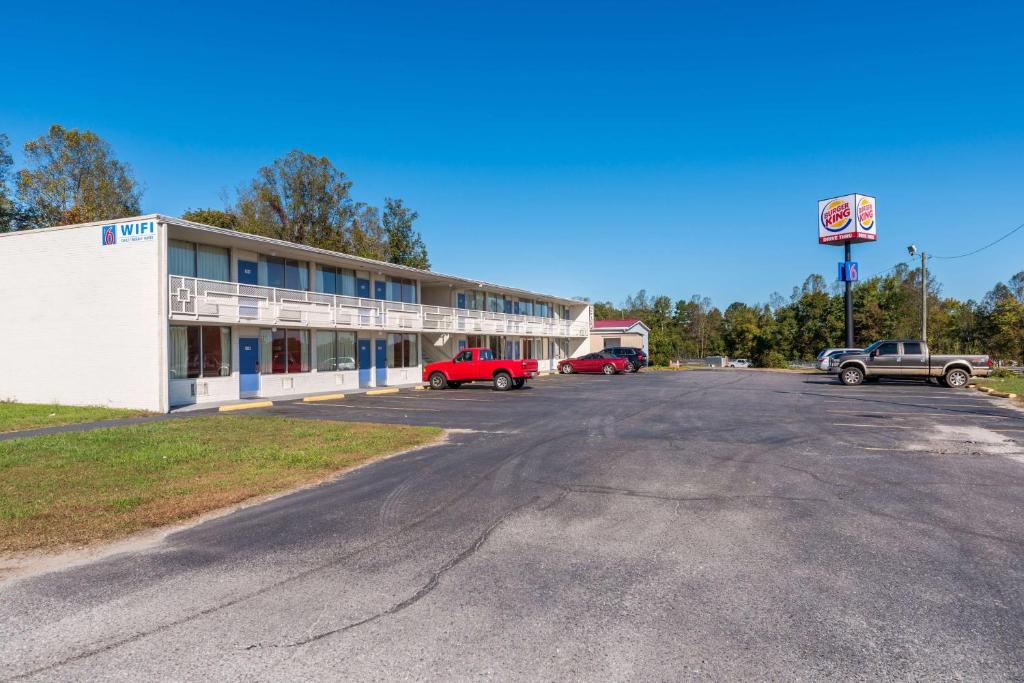 Motel 6-Connellys Springs, NC في هيكوري: موقف فاضي امام الفندق