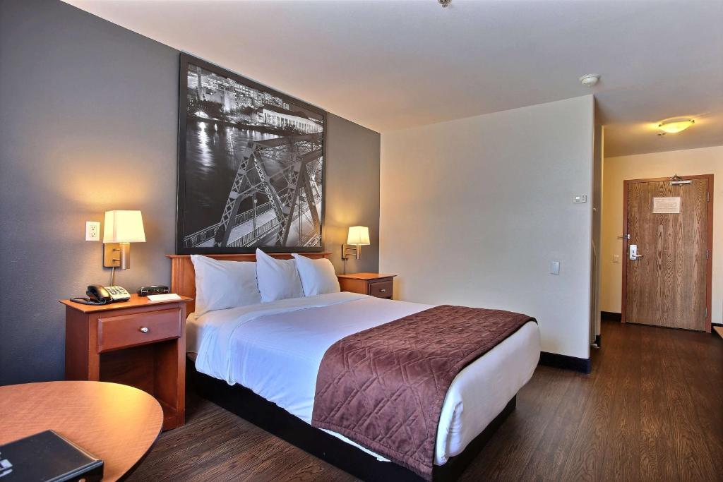 Postel nebo postele na pokoji v ubytování Super 8 by Wyndham Trois-Rivieres