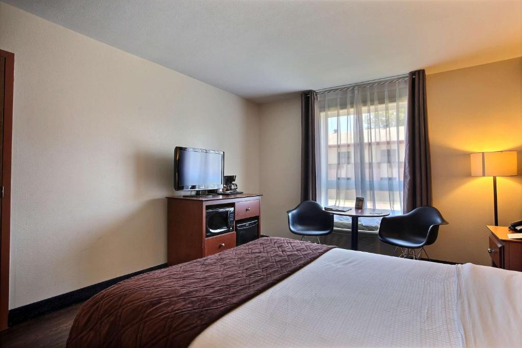 Postel nebo postele na pokoji v ubytování Super 8 by Wyndham Trois-Rivieres