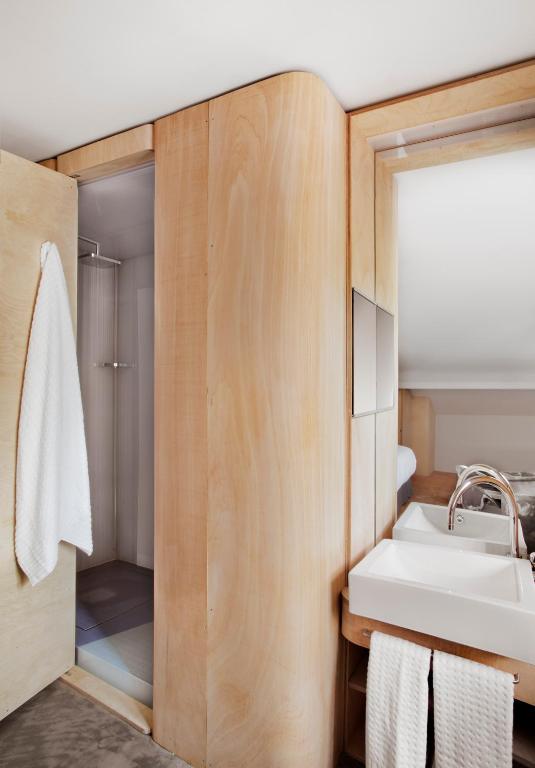 un baño con lavabo y ducha en Box Art Hotel - La Torre, en Collado Mediano