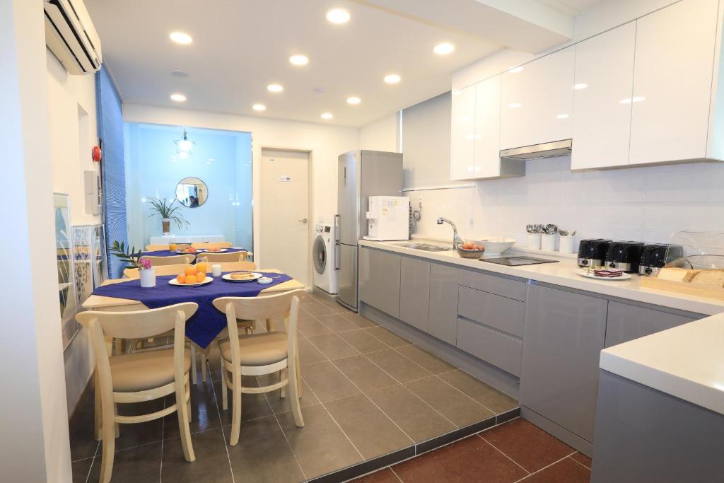 Kuchyň nebo kuchyňský kout v ubytování Maison Mini Hotel