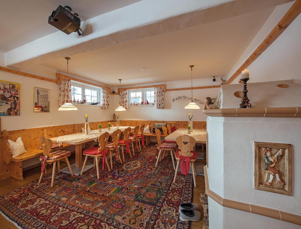 A seating area at Appartements Zillertal Noten